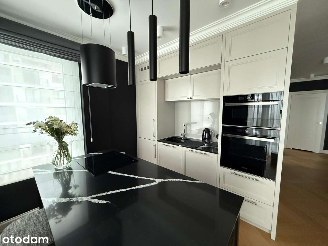 Dwa balkony, zapach porannej kawy i światło-0