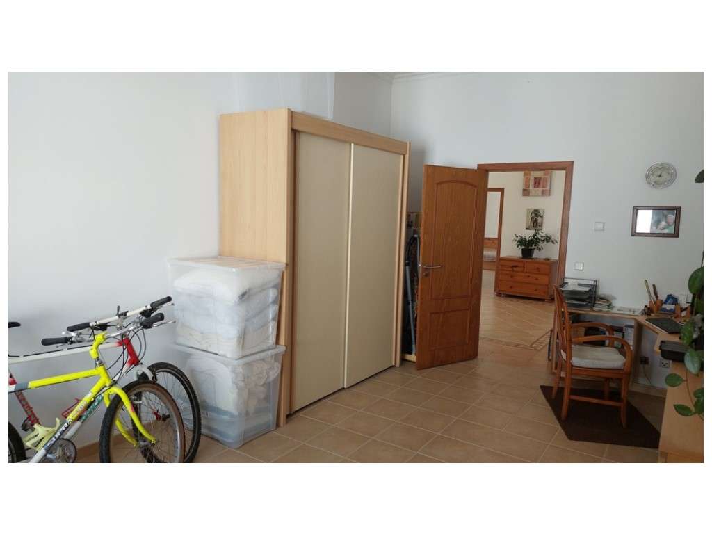 Moradia térrea, individual T4 com piscina e jacuzzi, zona Coimbrão-20