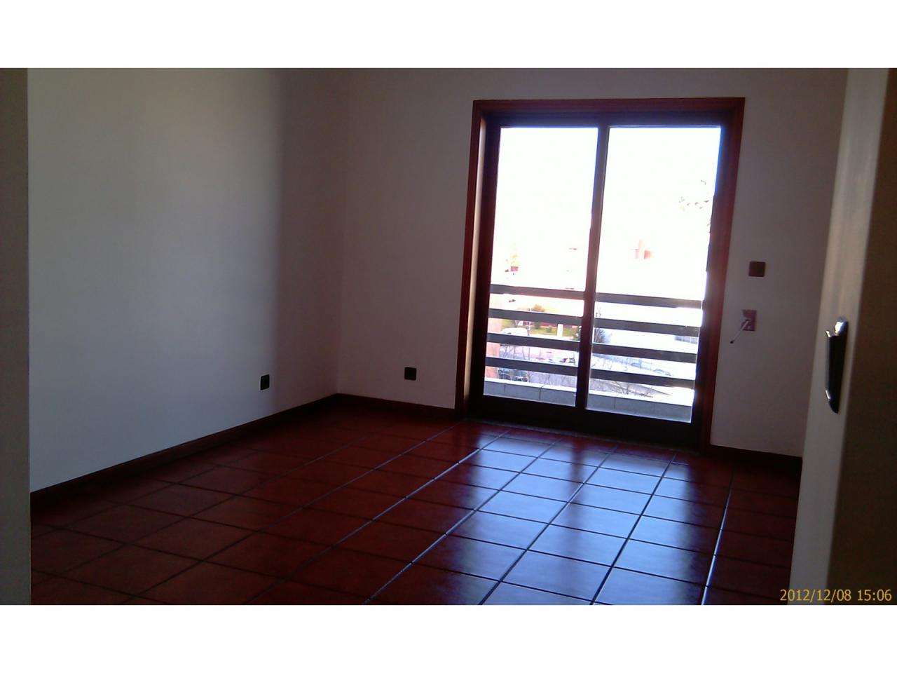 Apartamento T1 c/ lugar de garagem ao Monte dos Burgos - Grande imagem: 2/8