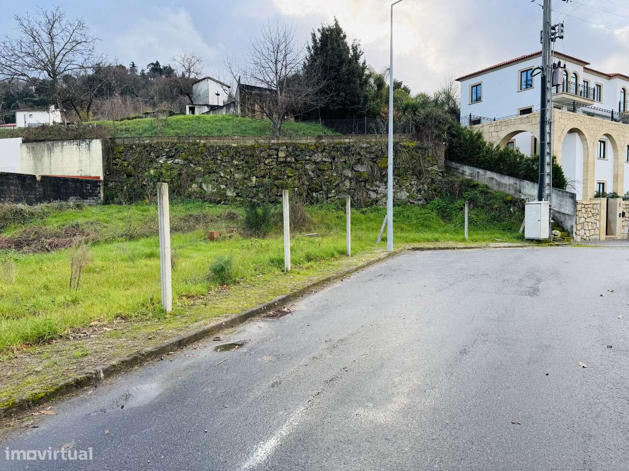 Terreno com estrutura em Braga para moradia de Gaveto-9