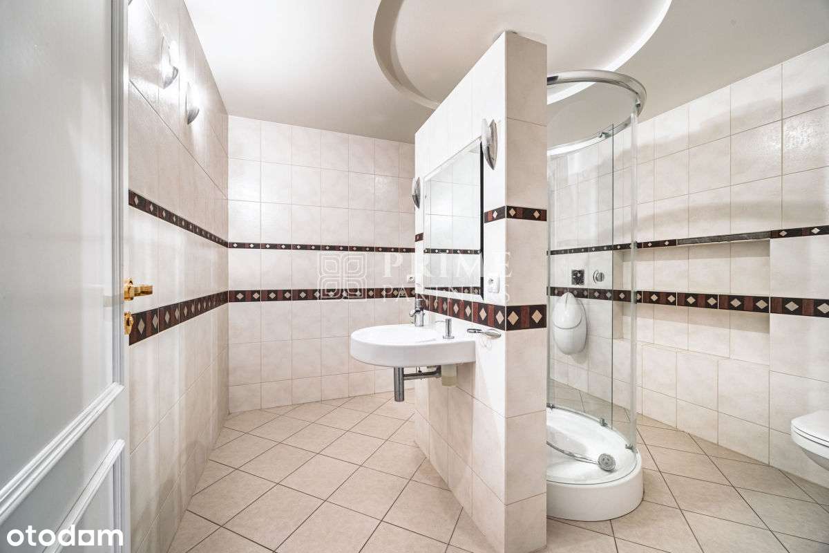 Reprezentacyjna rezydencja z basenem-17