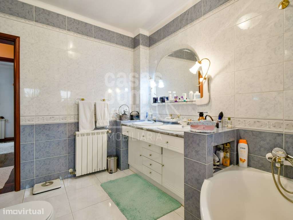 Moradia T4 em Leiria com garagem dupla e cave, ideal para projeto d...-10