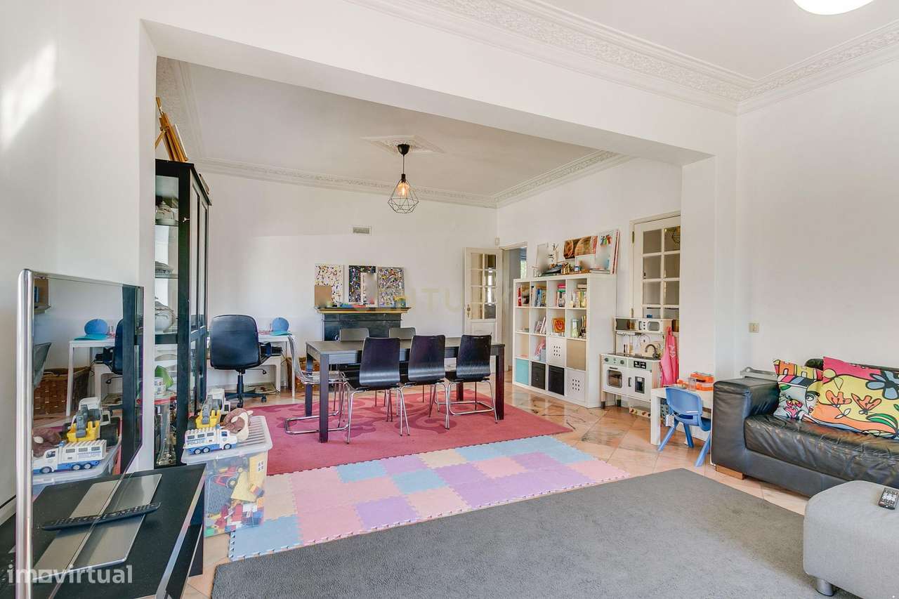 Terreno de 956m2 com duas moradias em Alcântara, Lisboa, uma T4 e T3-53