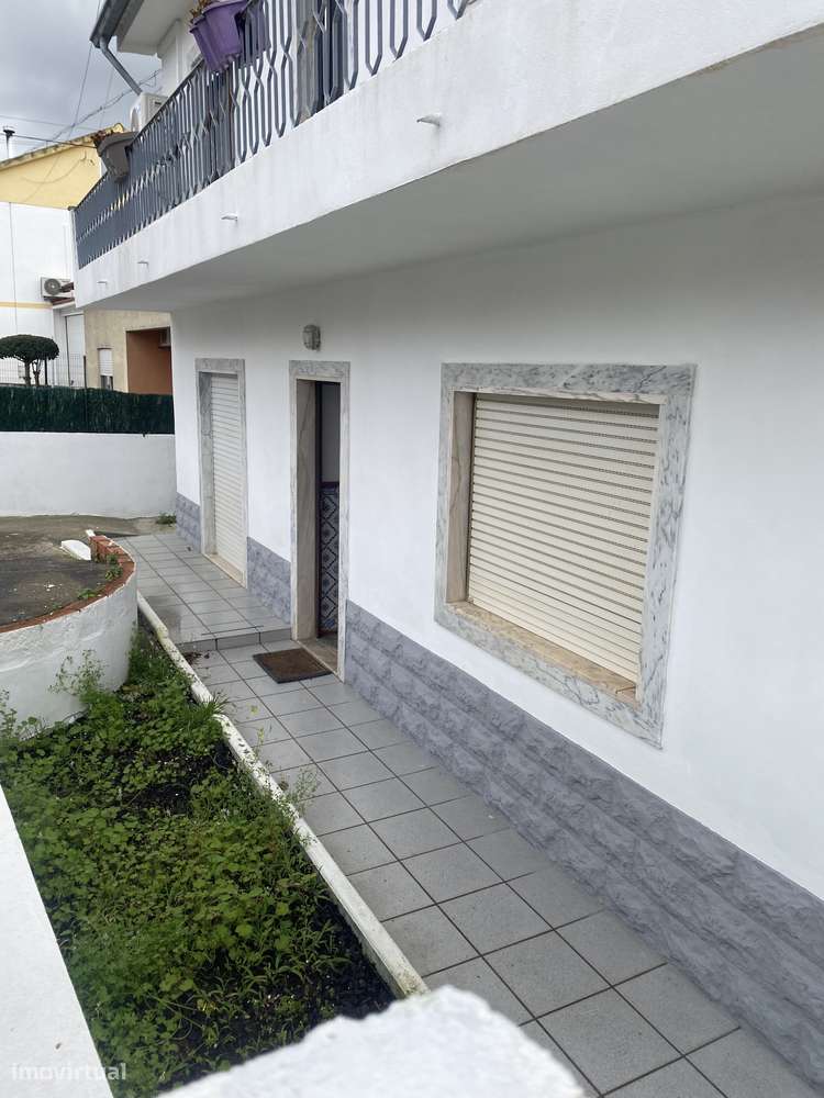 Vende-se T3 com grande espaço exterior em Santa Clara, Coimbra.-16