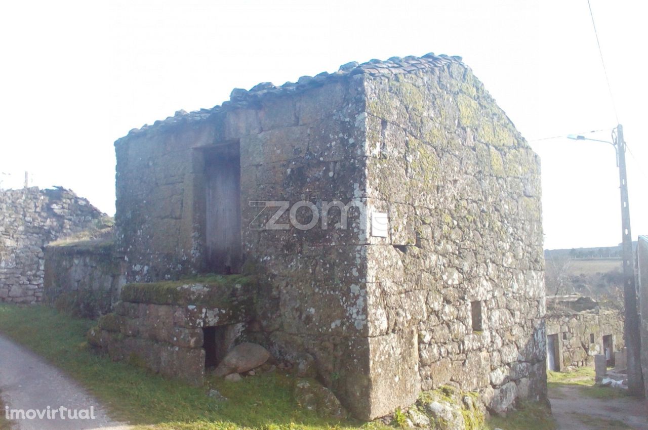 Conjunto de 9 casas de granito e 9 Terrenos, para recuperar