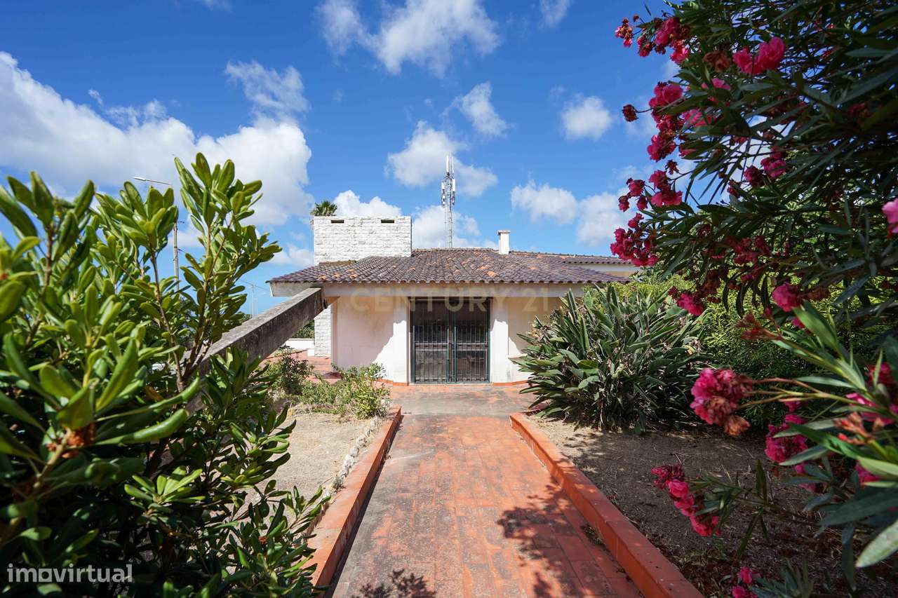 Moradia para remodelação total em Parede com Vista Panorâmica para o M-26