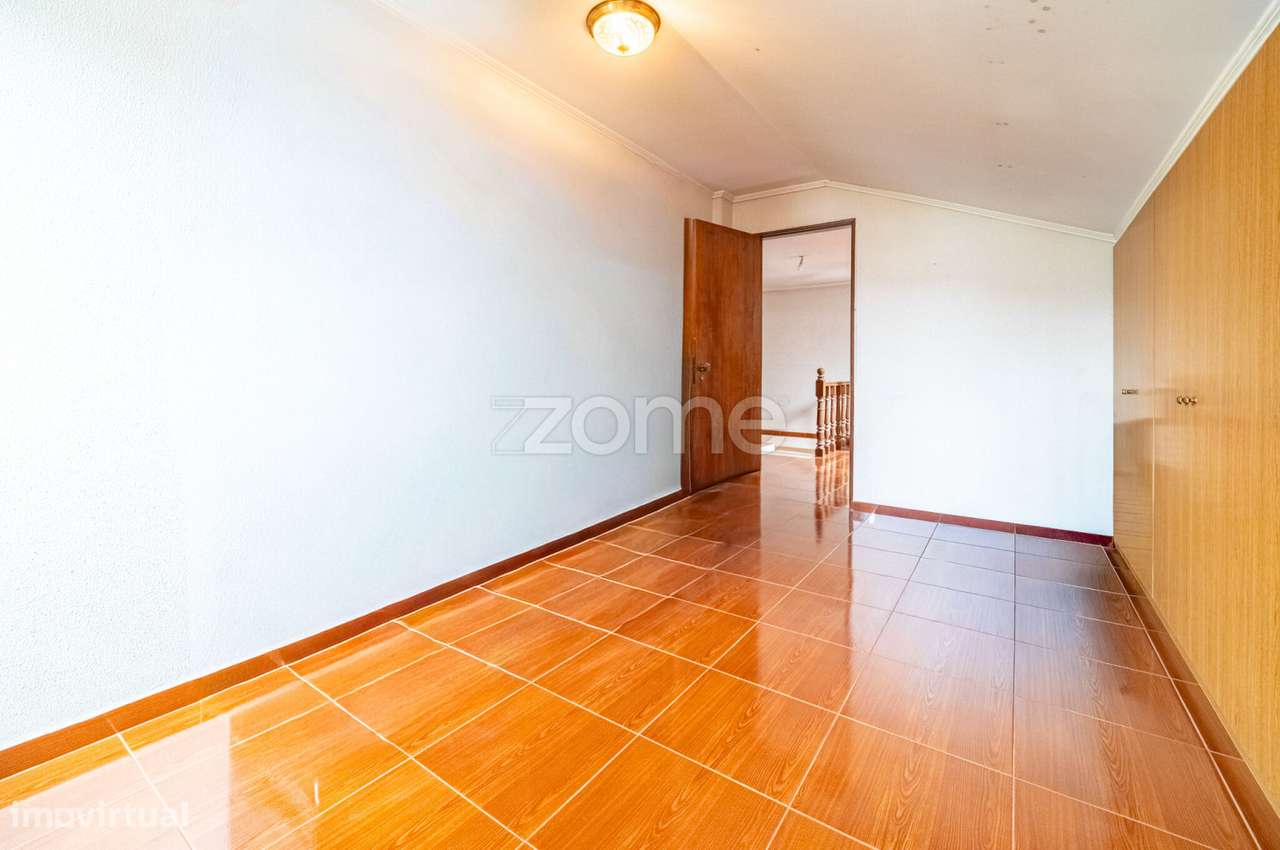 Moradia Geminada T4 com Jardim e Garagem em Zona Tranquila de Camarate-37