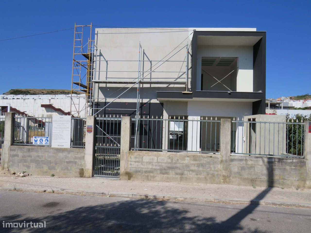 Moradia T4 com piscina e anexo para venda em Odivelas junto ao Centro - Grande imagem: 3/35