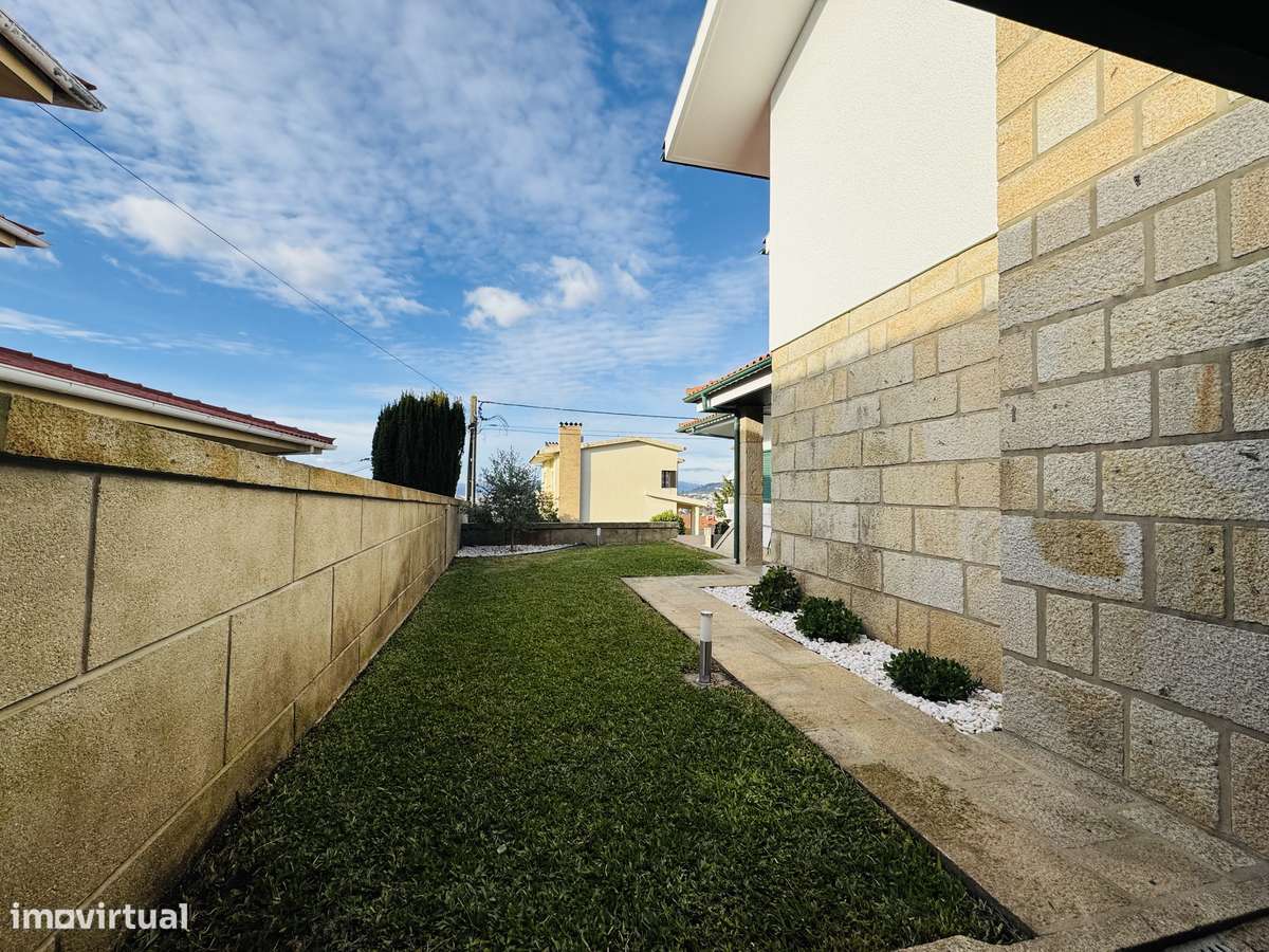 Moradia T4 com jardim e garagem em Braga-4