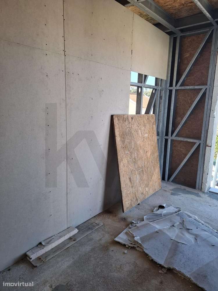 Lote de terreno com projecto de construção em curso | Moradia T3 isola-23