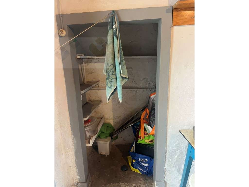 Moradia frente Monsanto, Excelente oportunidade, T2, por recuperar!-24