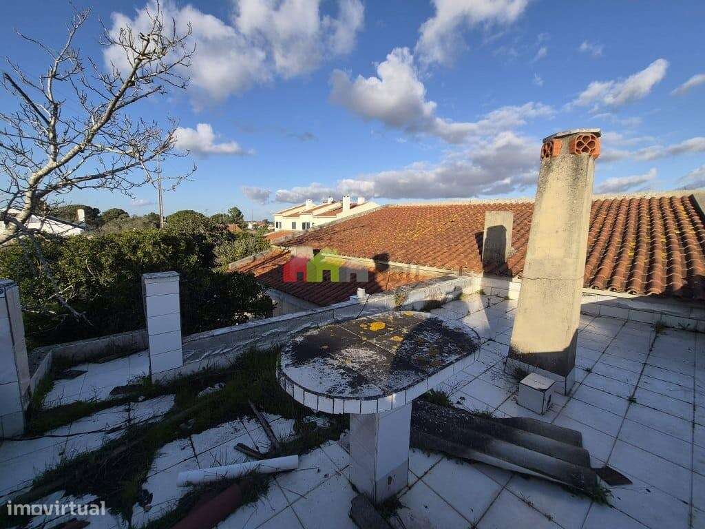 Lote de terreno urbano com moradia T3 e garagem em Palmela-16