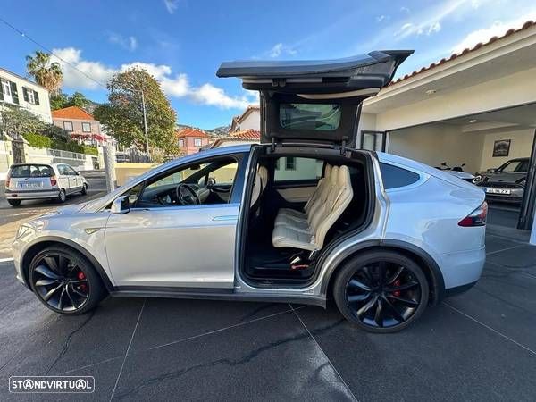 Tesla Model X P90D - 12