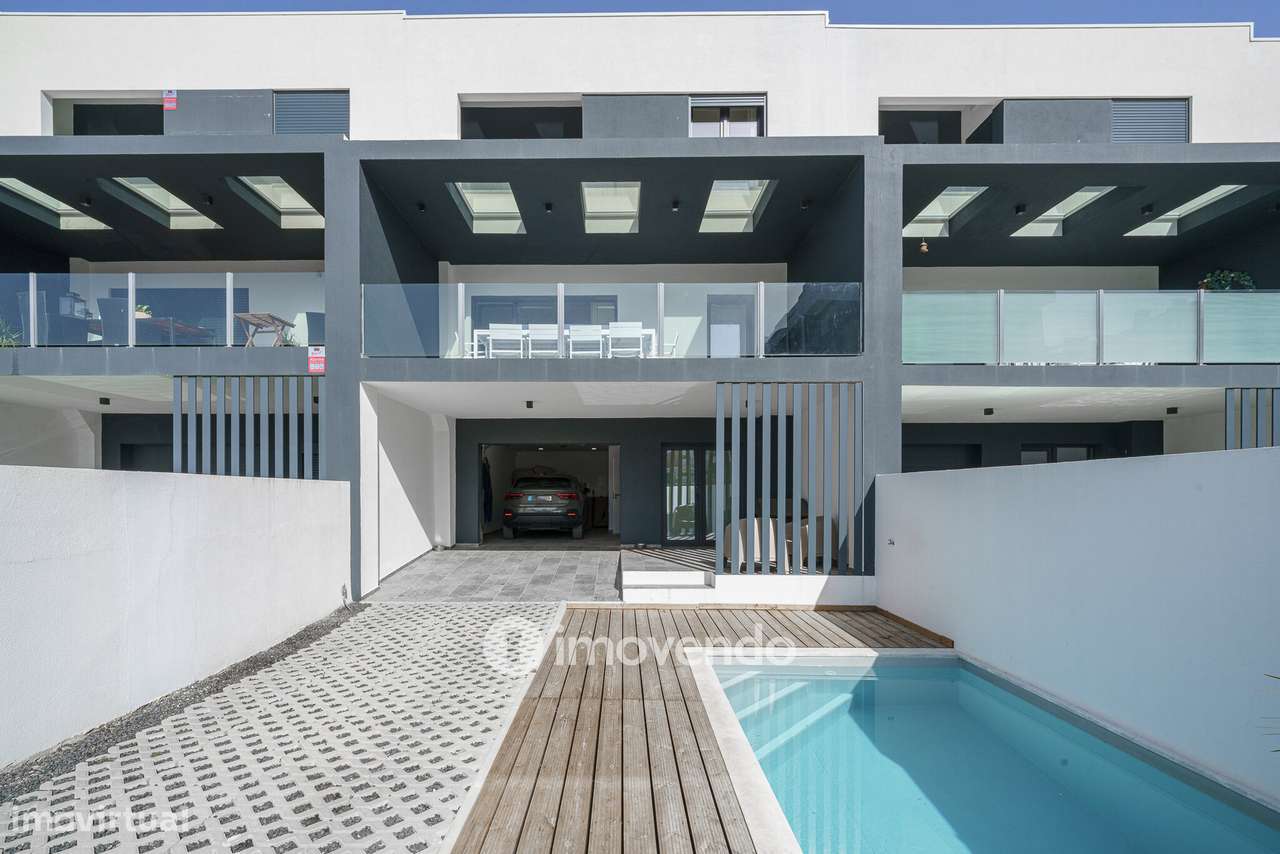Moradia T3+1 moderna, com piscina e garagem, na Caparica-38