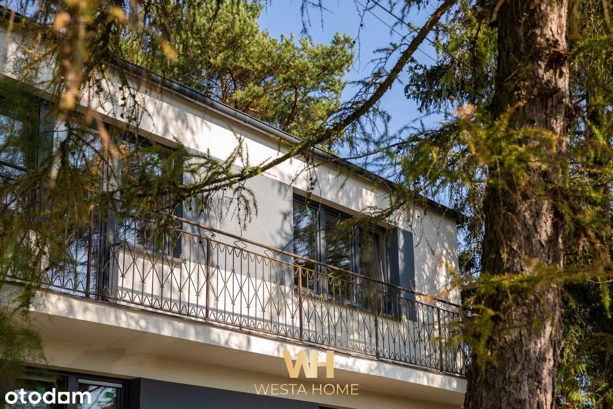 Dom wolnostojący w otoczeniu drzew. Zakroczym.-4