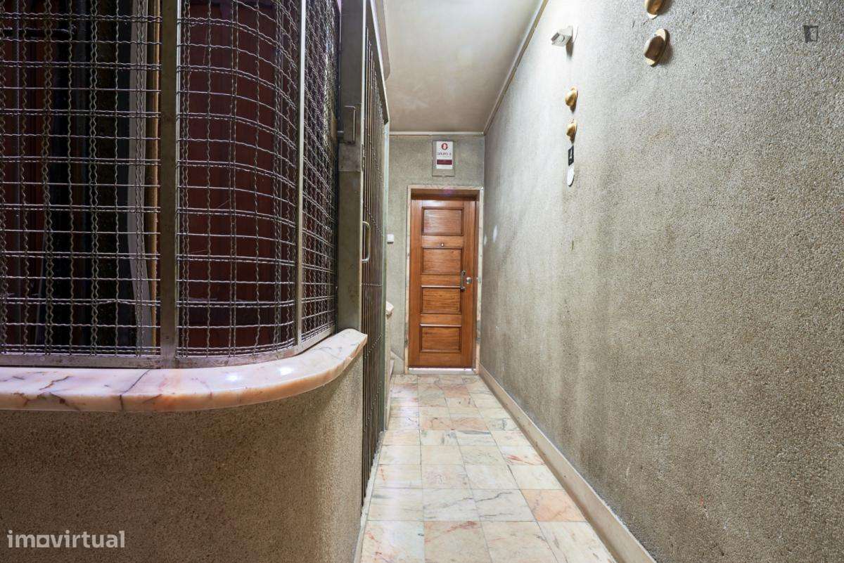 Quarto - localizado em Intendente Lisbon - Grande imagem: 2/10