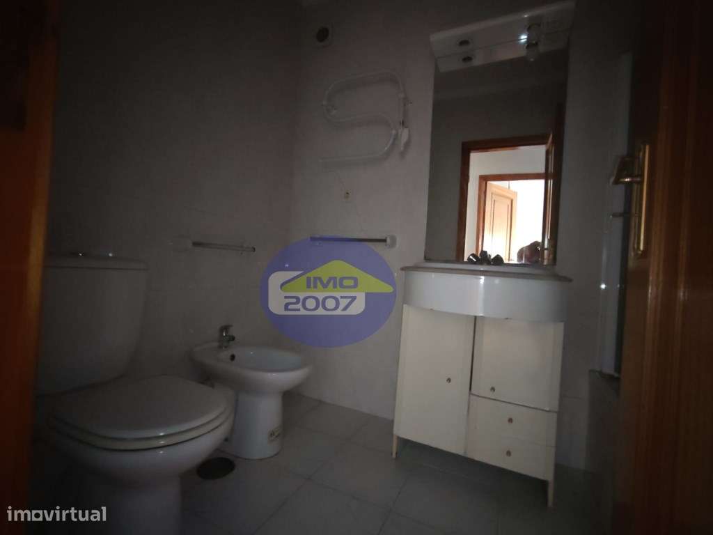 Apartamento T2 com terraço em Canelas-14