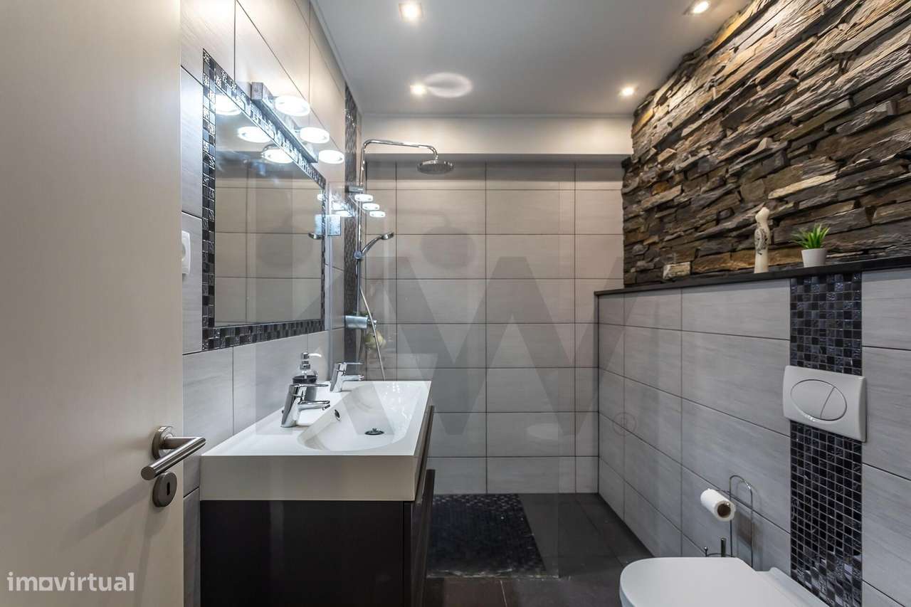 Exclusivo Duplex T3 Remodelado com Garagem Box Independentemente na Ri-32