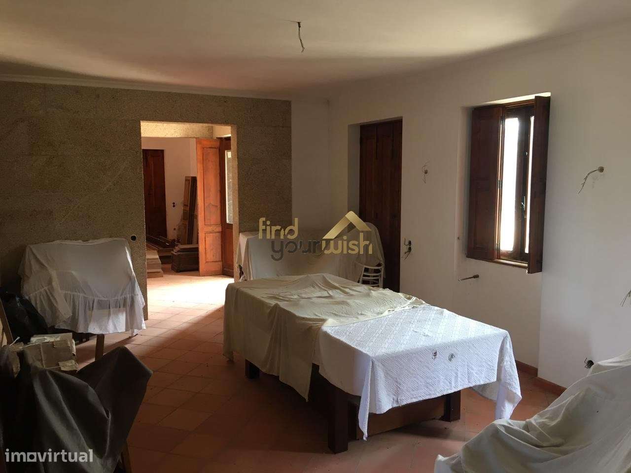 Espetacular moradia T9 de traça tradicional, com dois pisos, no coraçã-9