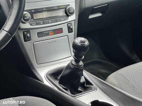 Toyota Avensis Combi 1.8 Executive - 11
