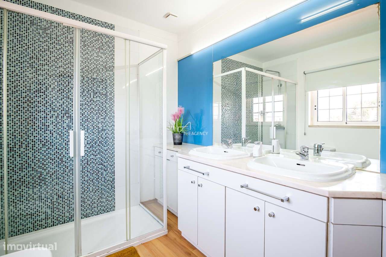 Moradia Independente no Estoril com 4 Quartos, Piscina e Garagem-17