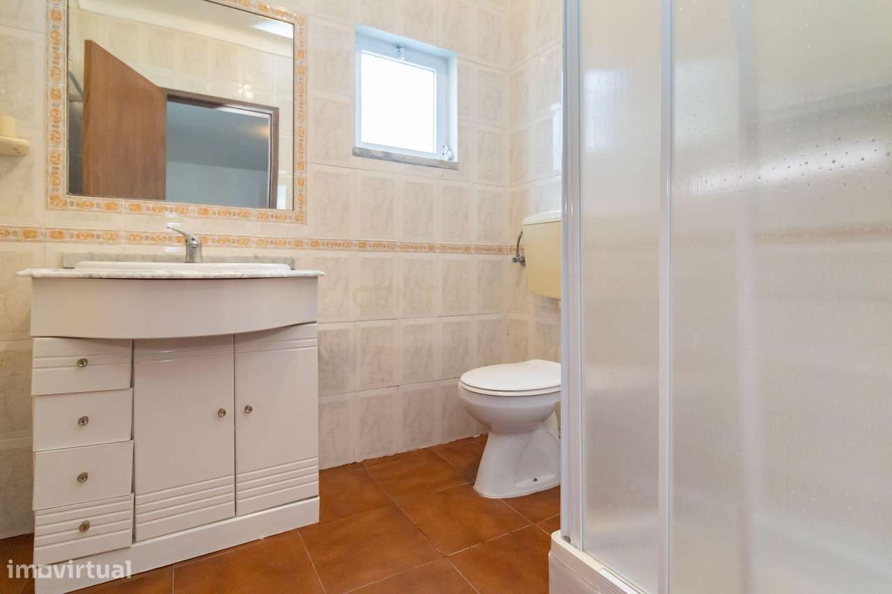 Moradia com construções de apoio, piscina e localização priviligiada-58