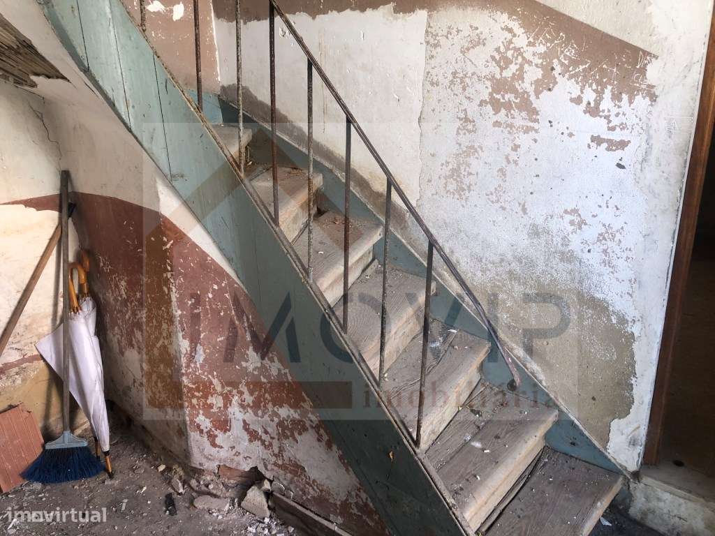 Vende-se prédio para recuperação Alto do Seixalinho - Grande imagem: 4/57