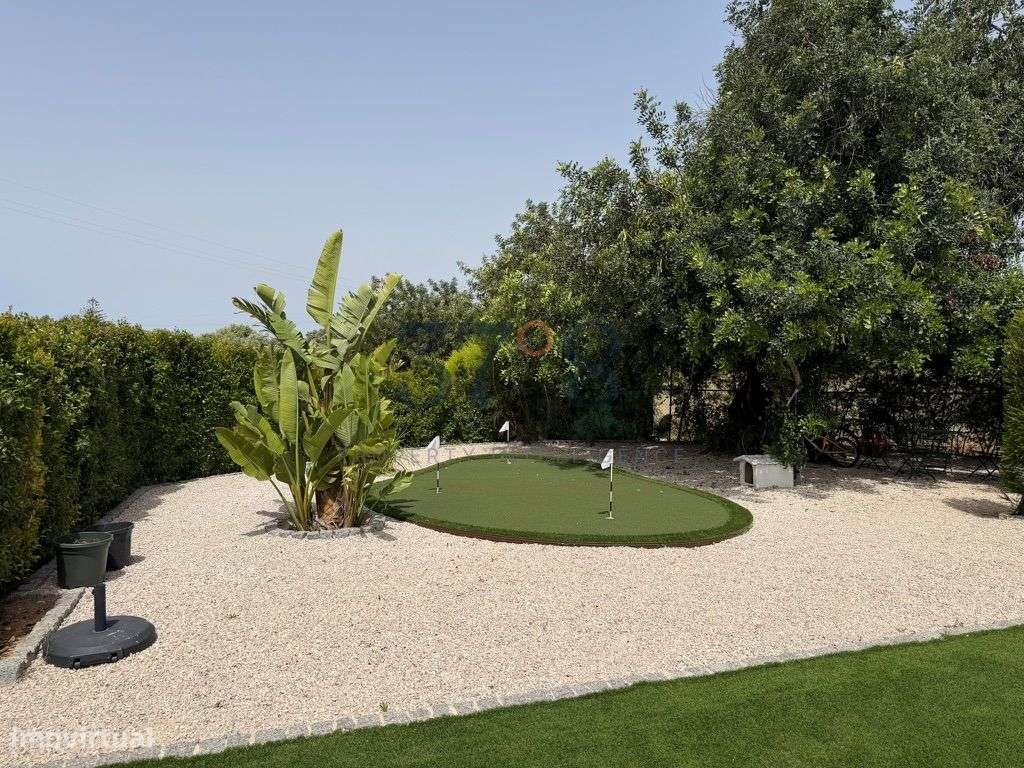 Uma vivenda de 4 quartos com piscina, num terreno de 2 hectares a 10 m-38
