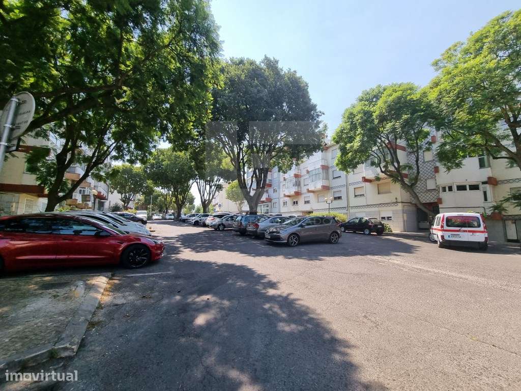 Apartamento T3 com uma área total de 77 m2, situado na Venteira - Grande imagem: 5/29