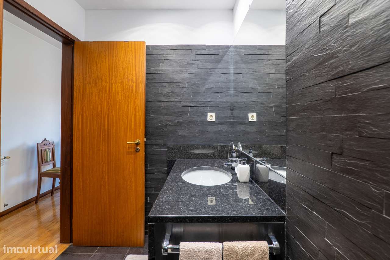 Apartamento T5 Com Excelentes Áreas em Matosinhos-9