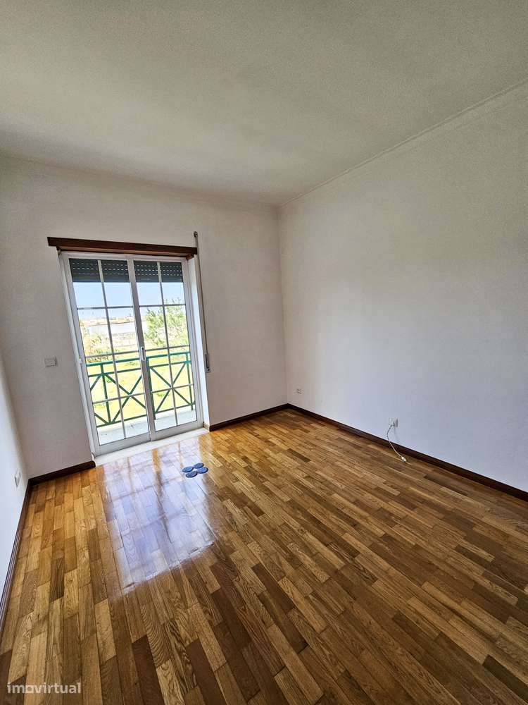 Moradia T5 com terraço e garagem, pronta a habitar-28