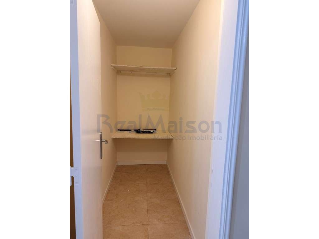 Vende-se Apartamento T2 Renovado - Mem Martins-5