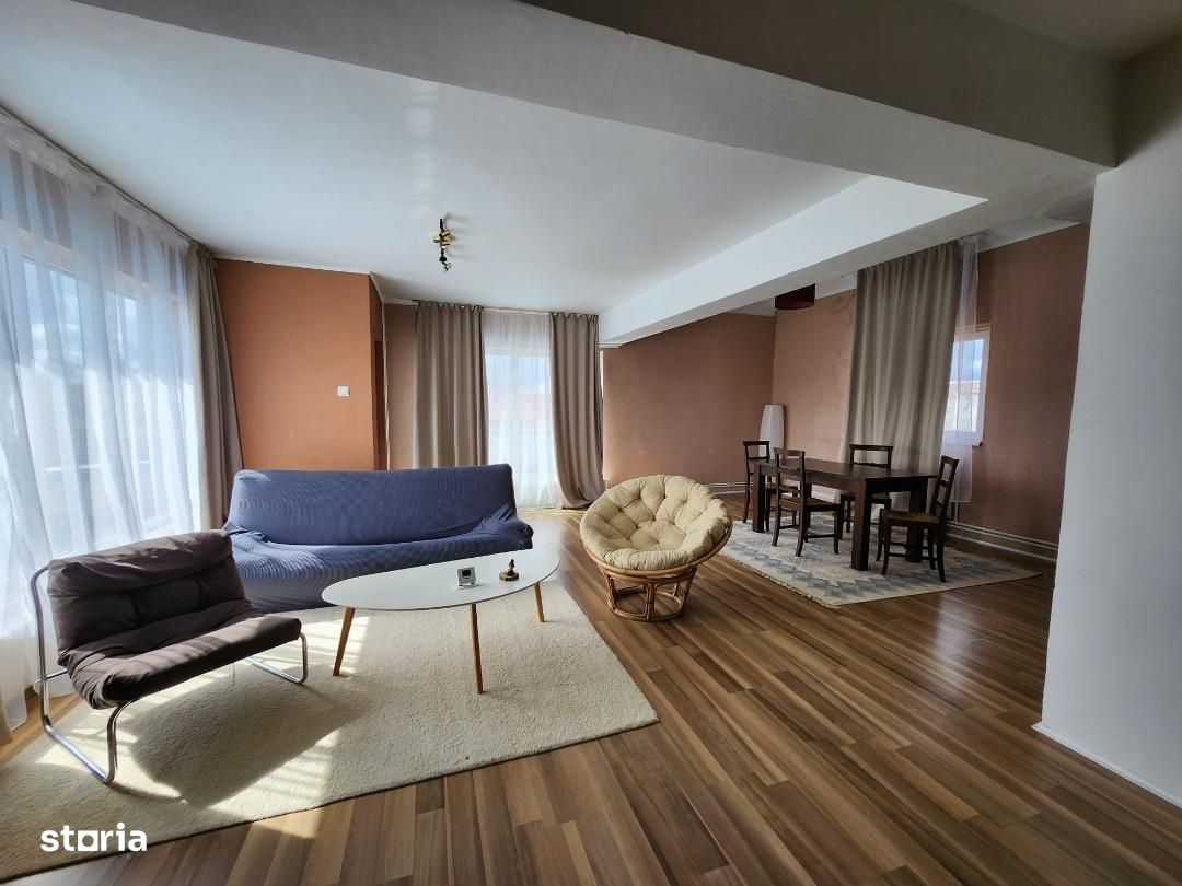 De vanzare Apartament 3 camere cu scara interioara, zona Centru.