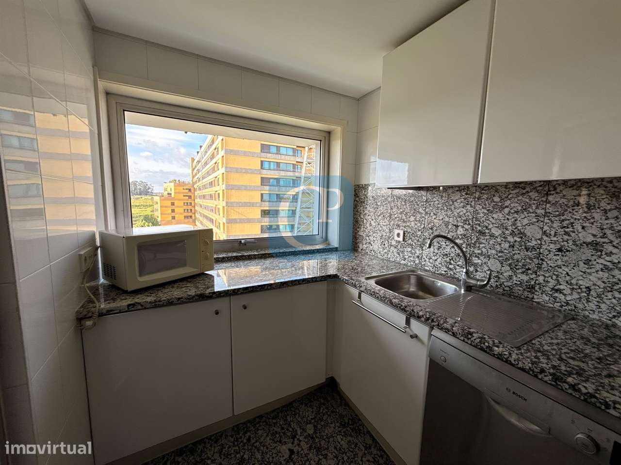 Apartamento T2 com lugar de garagem e arrumos em Vermoim na Maia-15