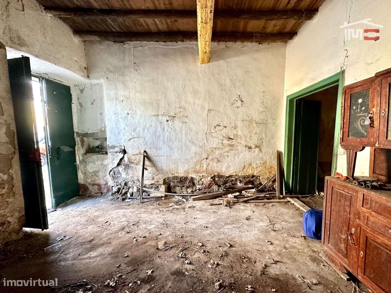 Fantástico Investimento - Moradia com Quintal - Sarilhos Grandes-5