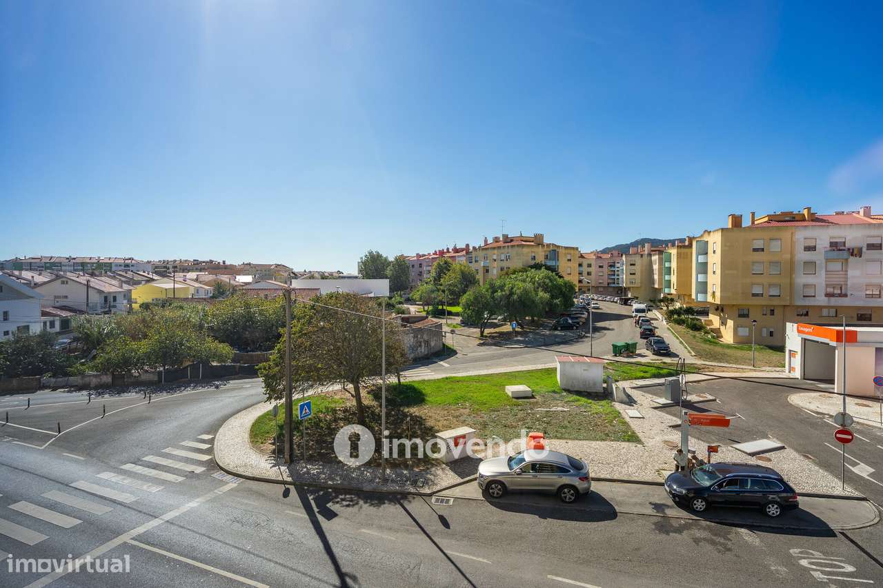Apartamento T2 com estacionamento e arrecadação, em Mem Martins-20