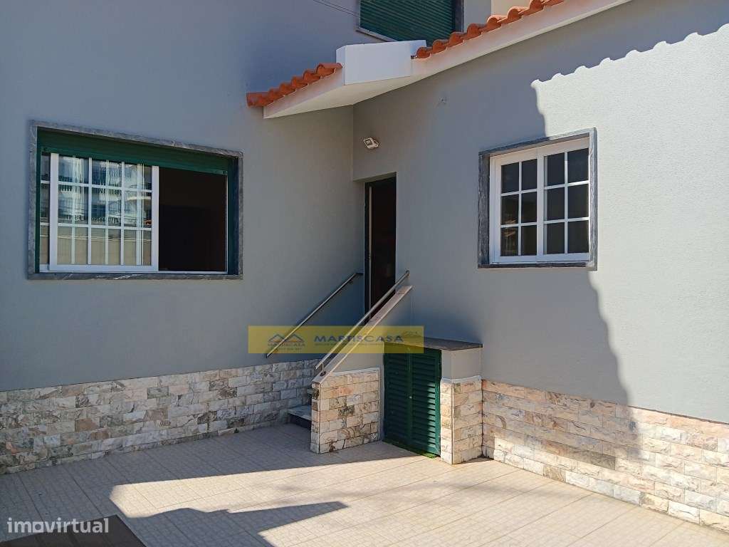 Moradia T4 totalmente remodelada, garagem, sotão e espaço exterior,...-16
