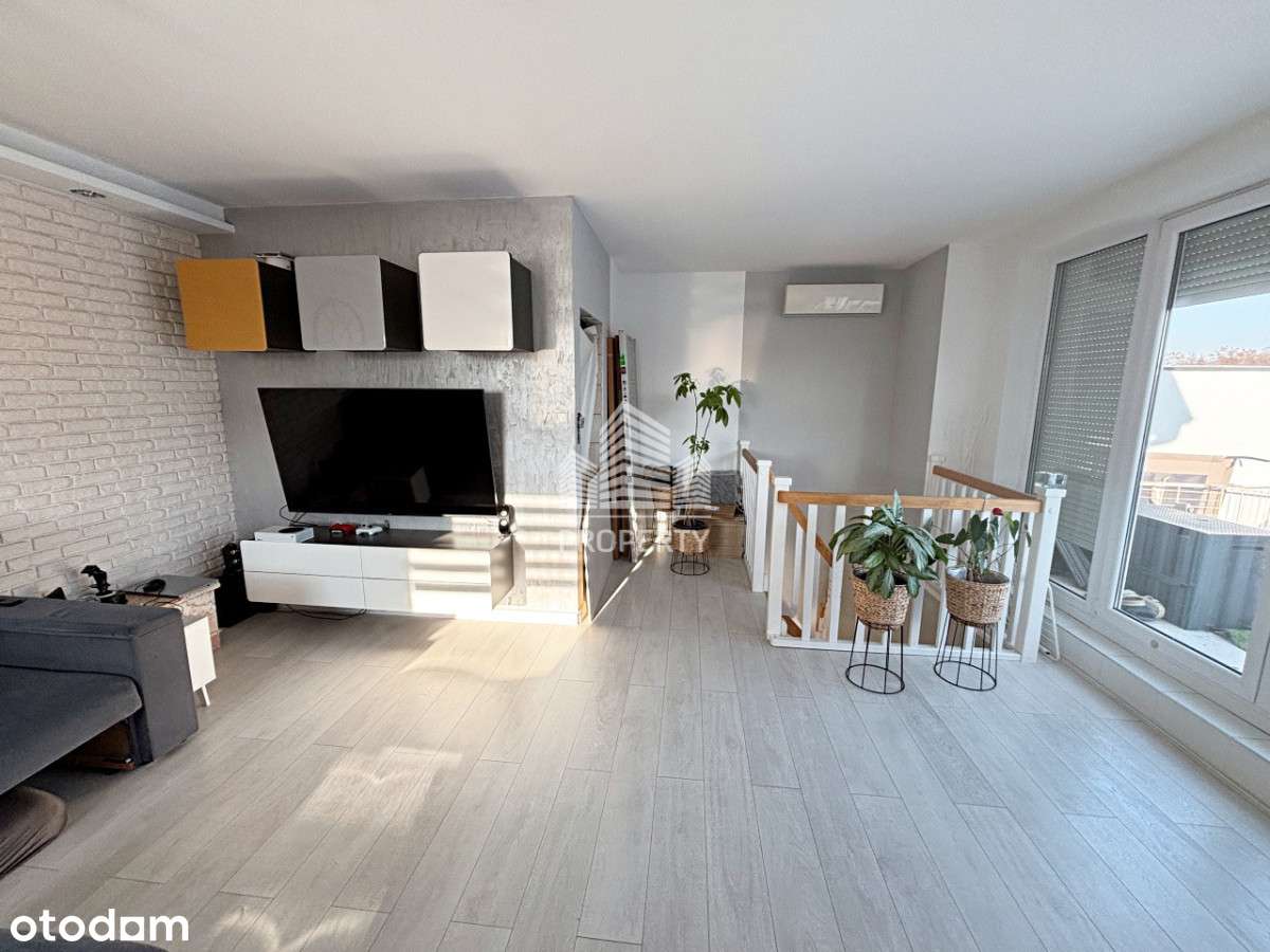 Teren ogrodzony,dwa m.postojowe,dwupoziomowe-3