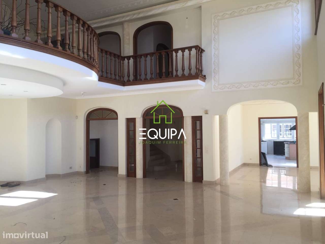 Moradia isolada T-7, na estrada nacional 117, em Belas, concelho de Si-7