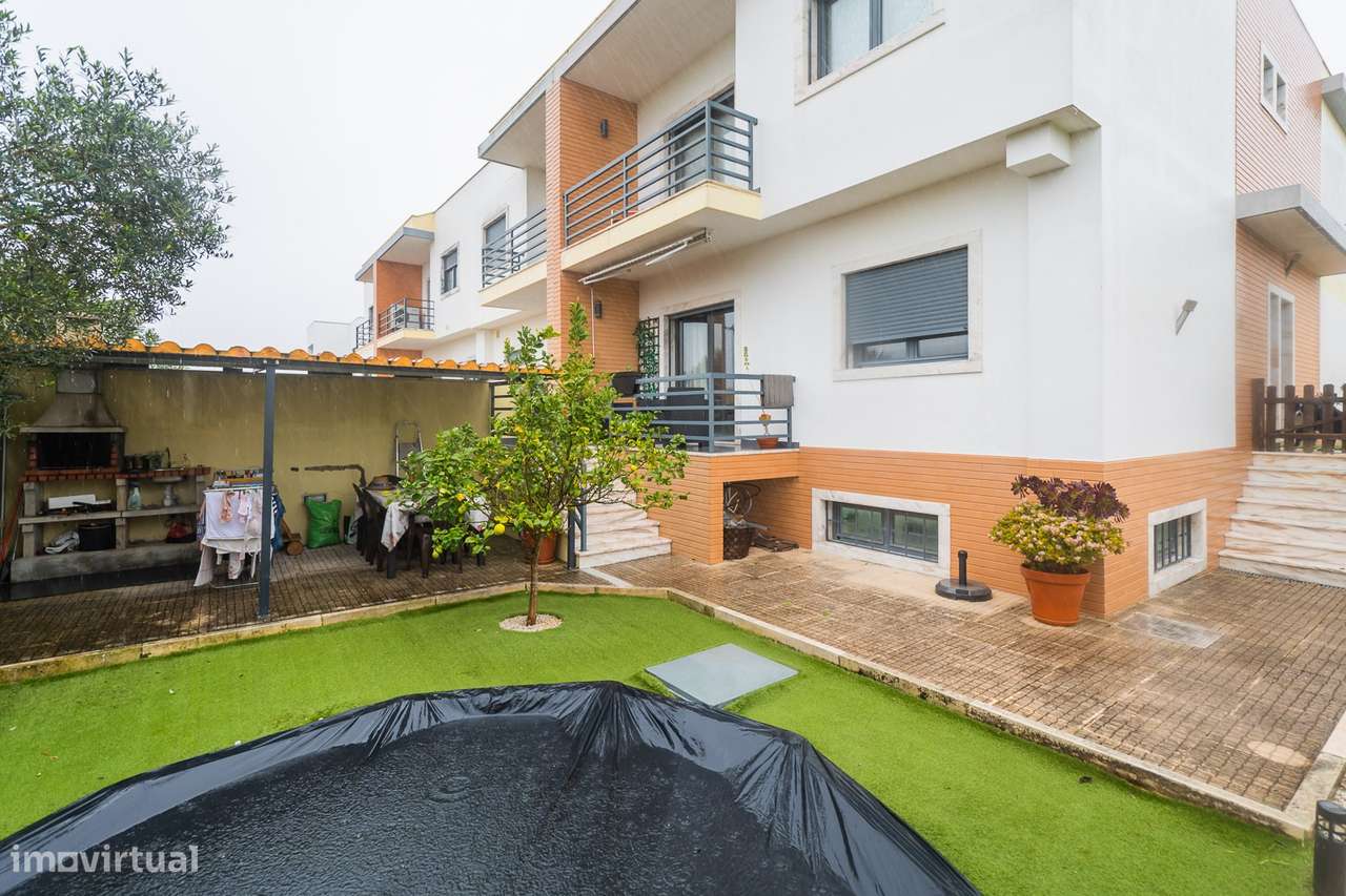 Moradia T-4+1 em Agualva Cacém-12