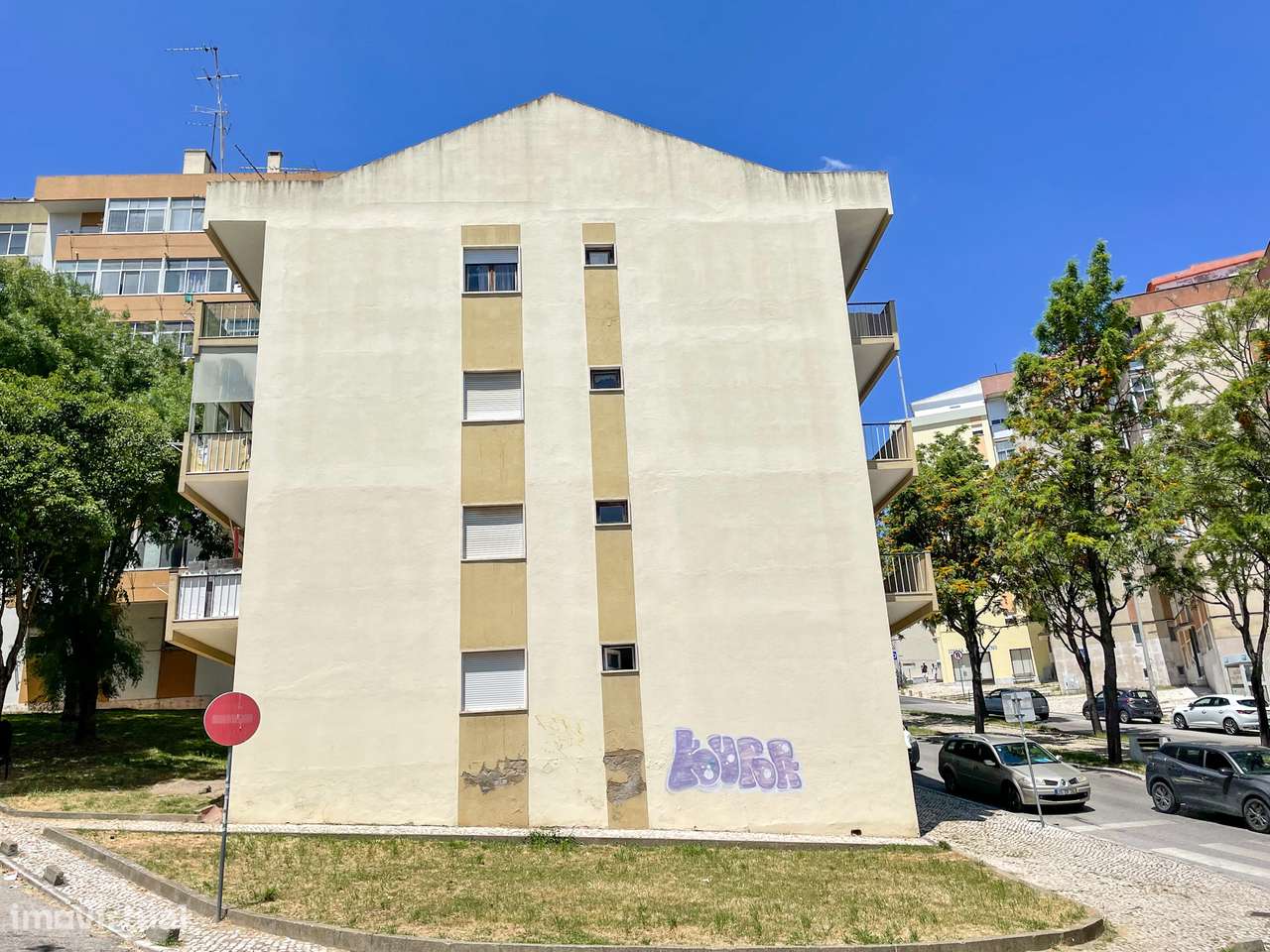 Prédio com 8 T2 (7 devolutos) + Sótão - Póvoa de Santa Iria-1