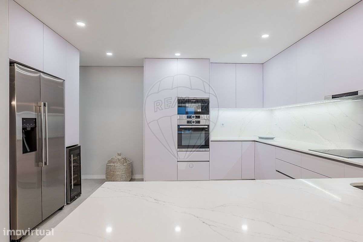 Moradia de Luxo T3+1 com Piscina Aquecida -300m da Praia em Matosinhos-8