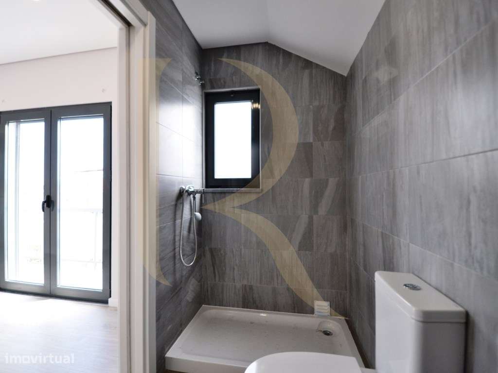 Moradia geminada nova T3 com garagem e terraço na Quinta do Conde-24