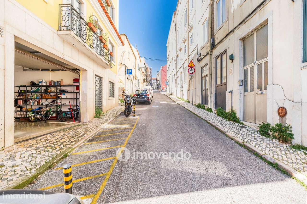 Apartamento T2 com duas varandas, na Graça, em Lisboa-38
