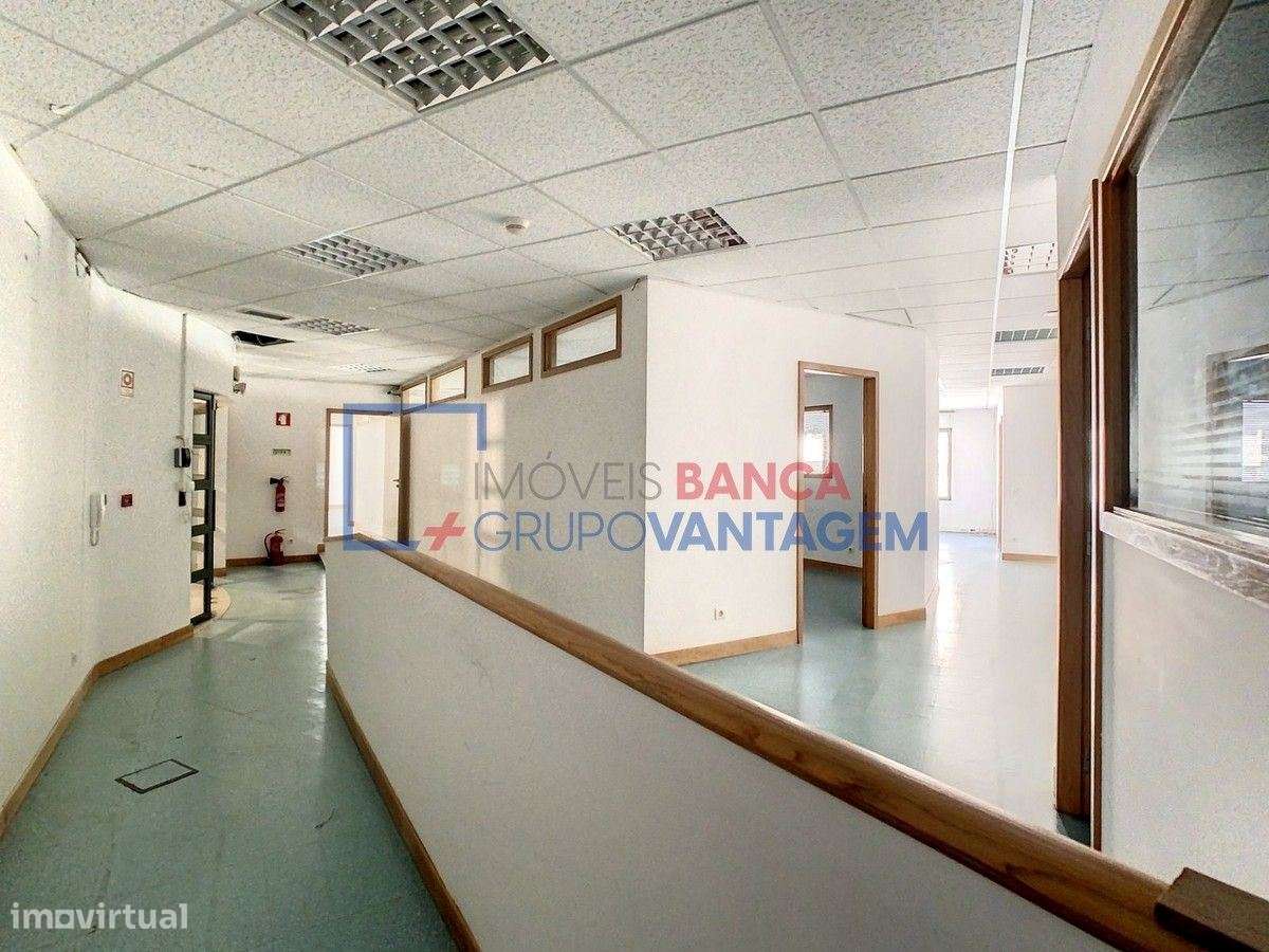 Escritório com 329m2 na Av. Columbano Bordalo Pinheiro - Grande imagem: 5/24