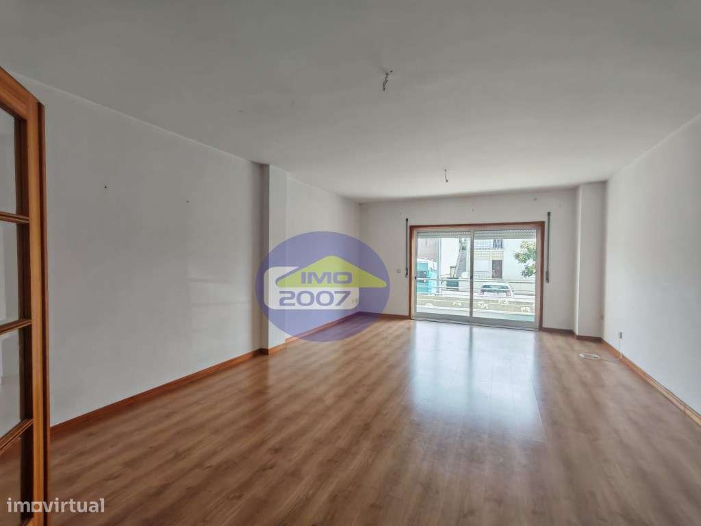 Apartamento T2 com terraço em Canelas-5