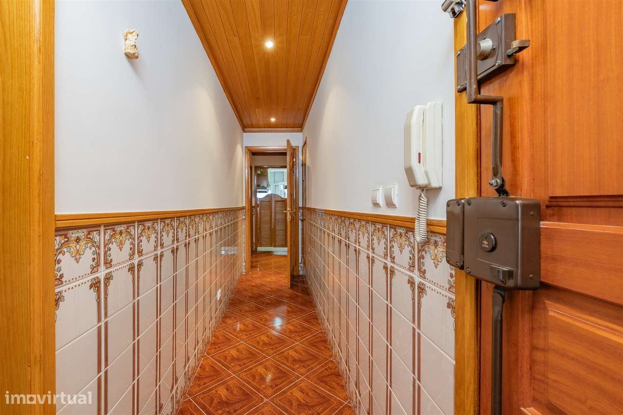 Apartamento T3 em Arroios – Charme clássico no coração de Lisboa-12