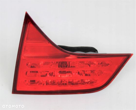 LAMPA PRAWY TYŁ HONDA CIVIC VIII W KLAPĘ USA - 1