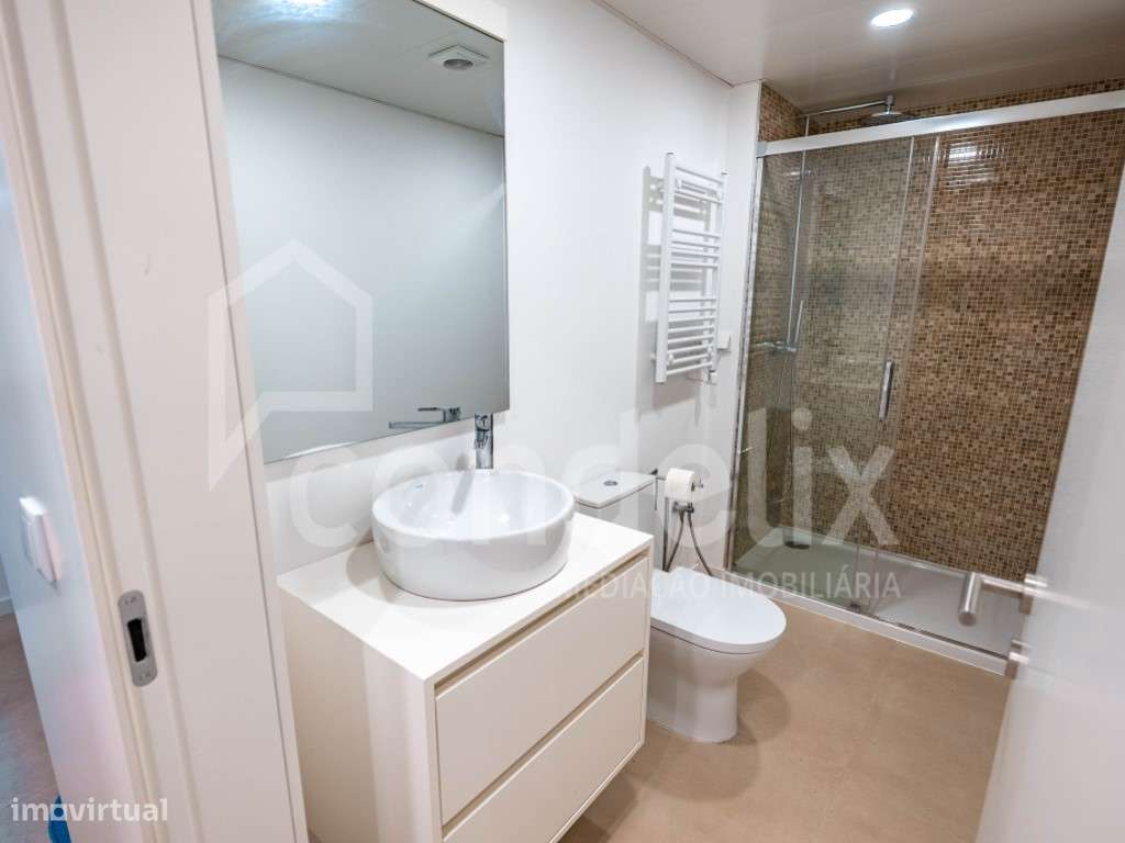 Moradia T3 com terraço, piscina e decoração de autor, Madalena-47