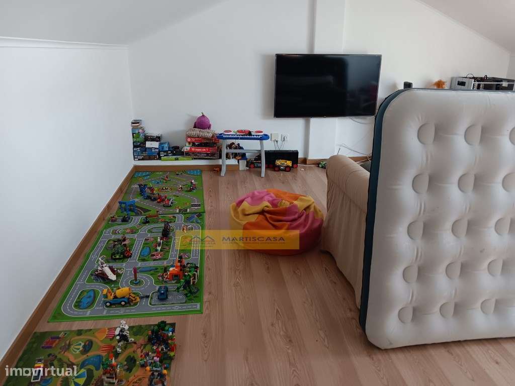 Moradia T4 totalmente remodelada, garagem, sotão e espaço exterior,...-47